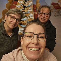 Stefanie Fruhwirth, Tanja Fassolter und Gerlinde Krenn sorgen heute die für die Bewirtung.